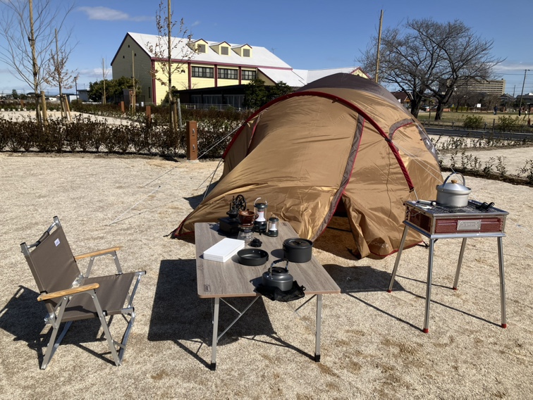 キャンプ用テントとテーブルとイスの画像